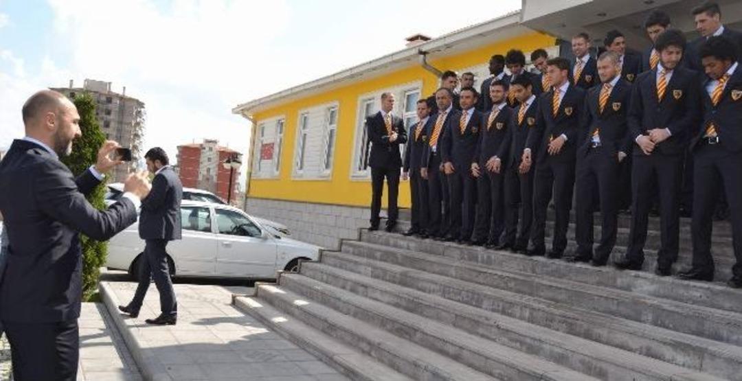 Kayserispor Takımı Katalog &Ccedil;ekimi İ&ccedil;in Objektiflerin Karşısına Ge&ccedil;ti