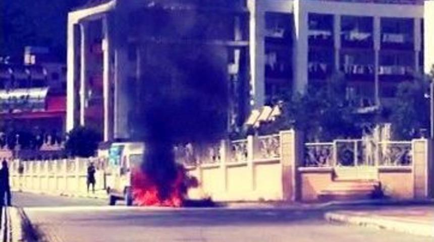 Park Halindeki Minib&uuml;s Alev Alev Yandı