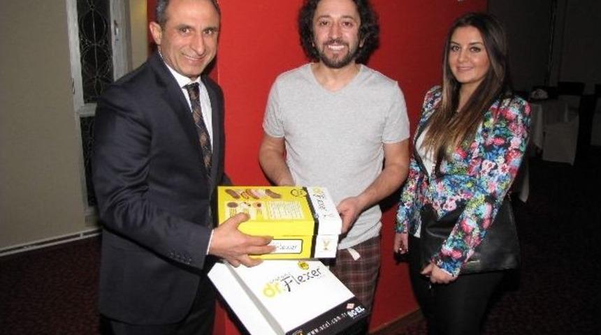 Manisalı Esnaftan Fettah Can&rsquo;a Hediye