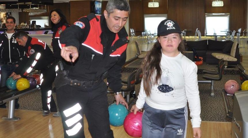 Polisler Otizmli Ve Zihinsel Engelli &Ccedil;ocuklarla Bowling Oynadı