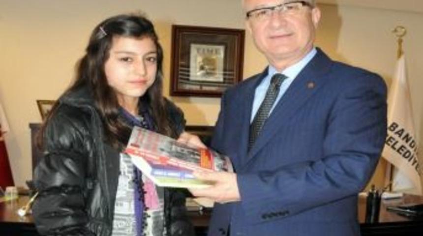 Bandırma Belediyesi'nden Okula Kitap Yardımı