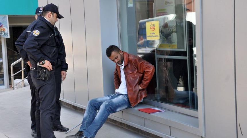 İş Ararken Sara N&ouml;beti Ge&ccedil;iren Gen&ccedil;, Yaralandı