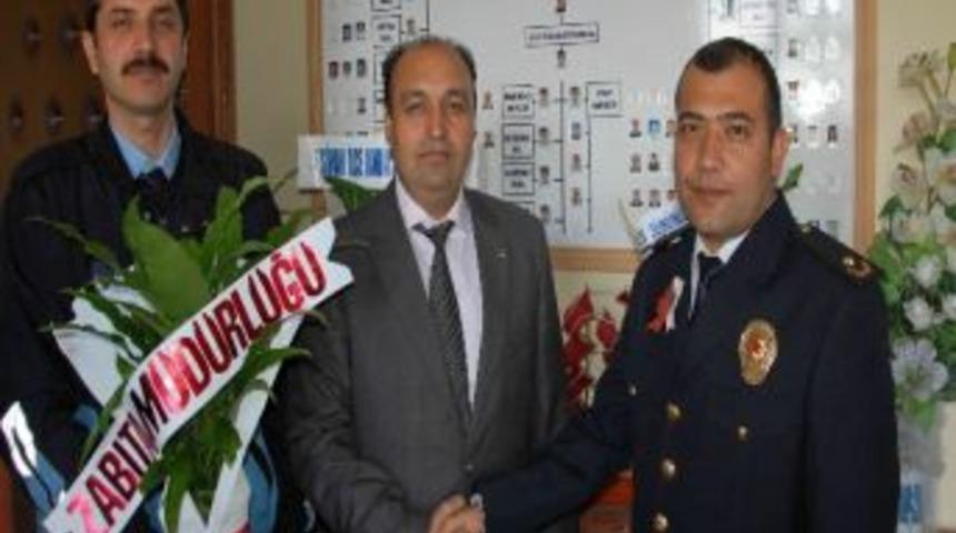 Zabıtadan Polise &Ccedil;i&ccedil;ekli Kutlama