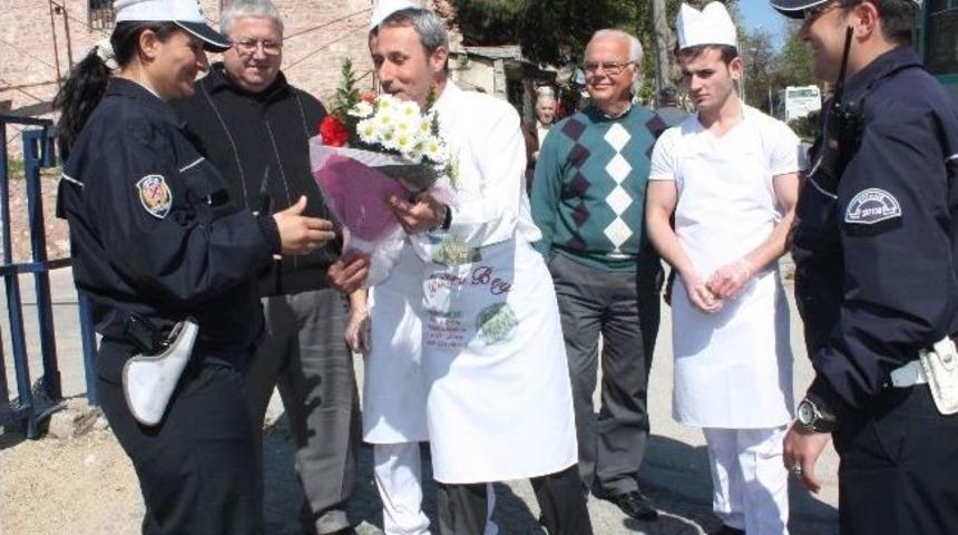 G&ouml;rev Başındaki Polis Memuruna &Ccedil;i&ccedil;ek Ve Tatlı