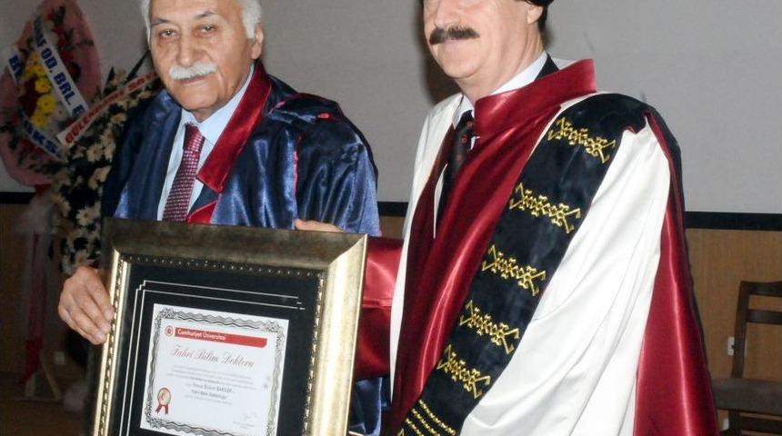 Yavuz B&uuml;lent Bakiler Ve Araştırmacı M&uuml;jgan &Uuml;&ccedil;er&rsquo;e Fahri Doktora Verildi