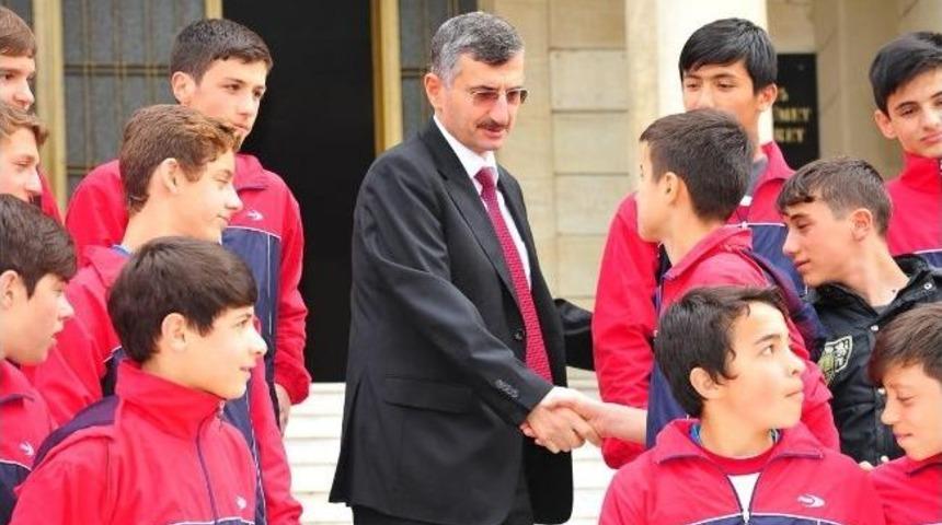 İneg&ouml;l Futbolcularından Vali Bektaş&rsquo;a Ziyaret