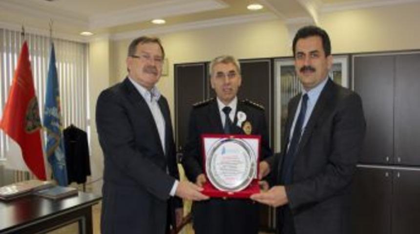 BAKİAD&rsquo;dan Emniyet M&uuml;d&uuml;r&uuml; Altınok&rsquo;a Plaketli Kutlama