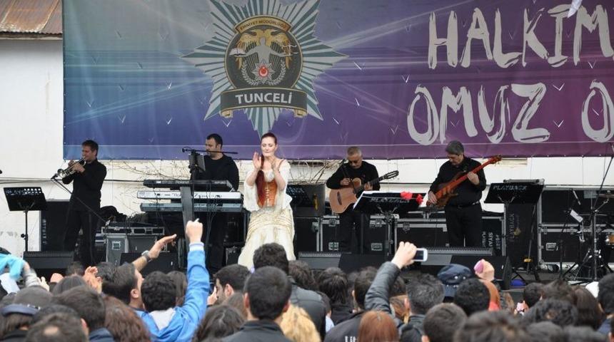 Candan Er&ccedil;etin Tuncelileri Coşturdu