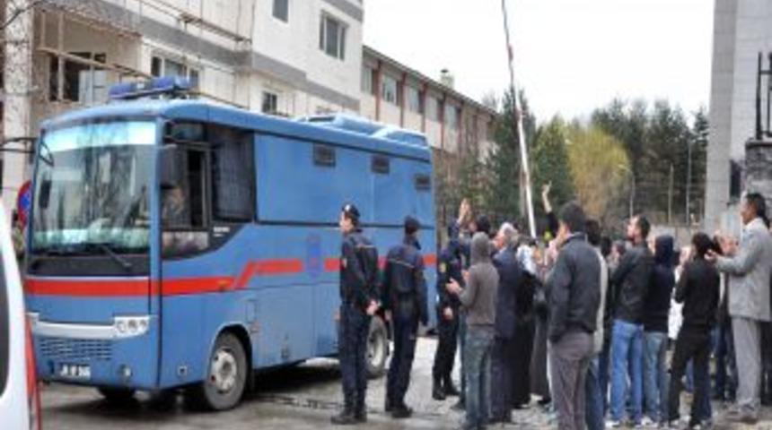 Mahkemenin Kararını Beğenmeyen PKK/KCK&rsquo;lılar Salonda Zorla &Ccedil;ıkartıldı