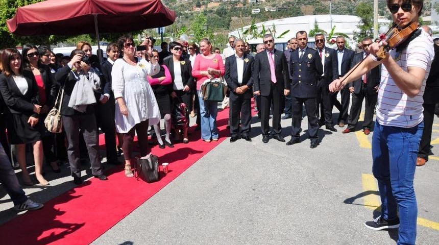 Alanya Emniyeti, Misafirlerini &Uuml;nl&uuml; Sanat&ccedil;ı Rybak'ın Keman Konseriyle Karşıladı