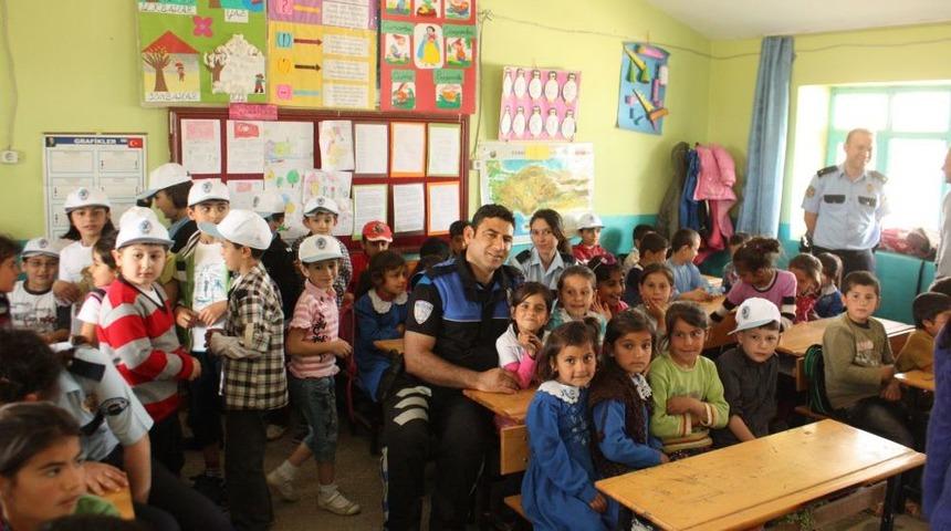 Polislerden &Ouml;ğrencilere Yardım