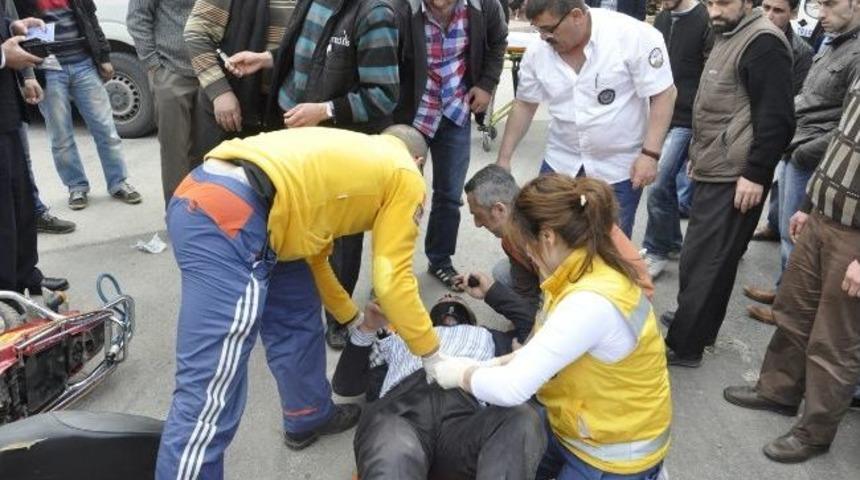 Kamyonetle &Ccedil;arpışan Motosiklet S&uuml;r&uuml;c&uuml;s&uuml; Yaralandı