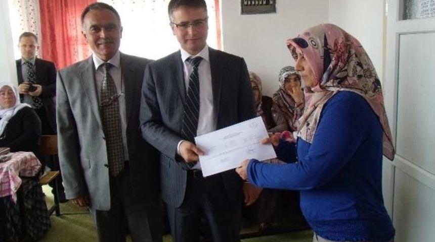 Karake&ccedil;ili'de Cenaze Yıkama Ve Kefenleme Kursunu Tamamlayan Bayanlara Sertifikaları Verildi