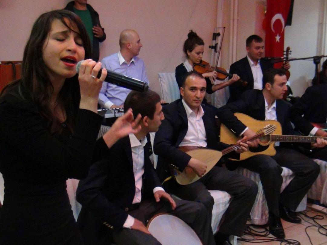 Polisler G&uuml;n&uuml; K&uuml;rt&ccedil;e Ve T&uuml;rk&ccedil;e Şarkılarla Halay &Ccedil;ekilerek Kutlandı