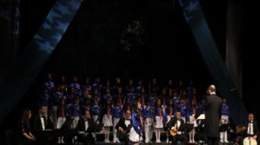 Adana'da Risk Altındaki &Ccedil;ocuklar D&ouml;rt Dilde T&uuml;rk&uuml;lerle Polisleri Coşturdu