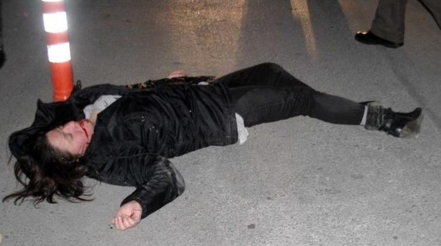 D&ouml;v&uuml;p sokağa attılar!