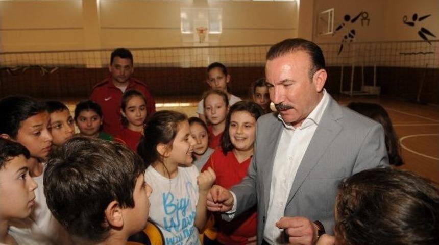 Başkan'dan Amat&ouml;r Kul&uuml;plere Destek