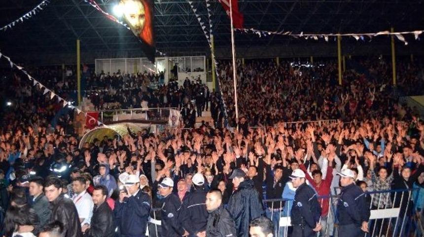 Vali İle Milletvekili, &Ccedil;inli &Ccedil;ifte Sahnede Şarkı S&ouml;yletti