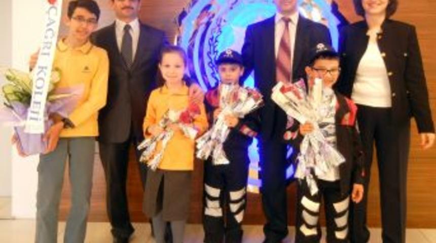 &Ccedil;ağrı Koleji &Ouml;ğrencileri Giresun İl Emniyet M&uuml;d&uuml;rl&uuml;ğ&uuml;'nde Karanfil Dağıttı