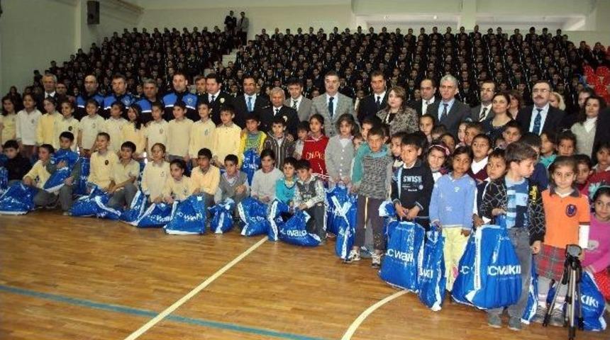 Polis 965 &Ouml;ğrencinin Y&uuml;z&uuml; G&uuml;ld&uuml;