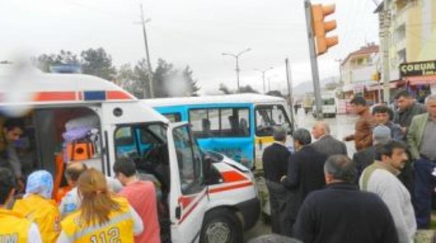 Ambulans, otob&uuml;sle &ccedil;arpıştı