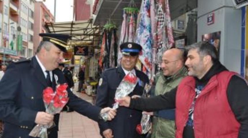 Alaplı Polisi halka karanfil dağıttı