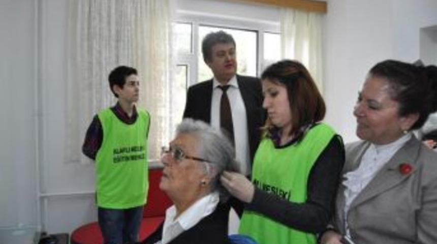 Huzurevi sakinlerine  berberlik ve kuaf&ouml;rl&uuml;k hizmeti verildi