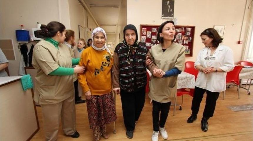 Konak Belediyesi&rsquo;nin Yaşlı Bakım Kursuna İlgi B&uuml;y&uuml;yor