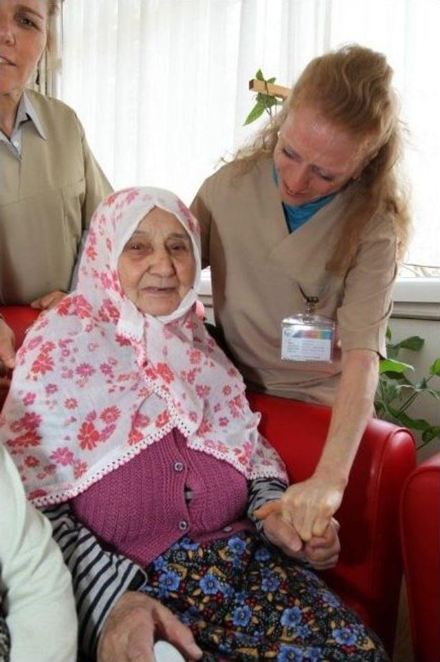 Konak Belediyesi’nin Yaşlı Bakım Kursuna İlgi Büyüyor