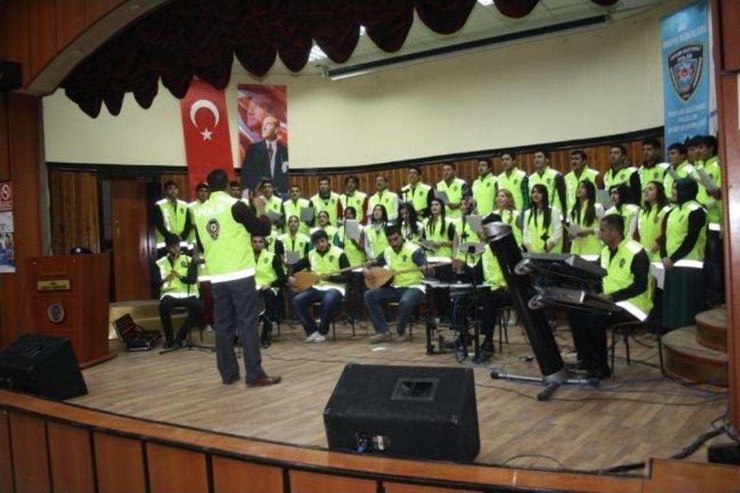 Halk M&uuml;ziği Korosu&rsquo;ndan Polislere Konser