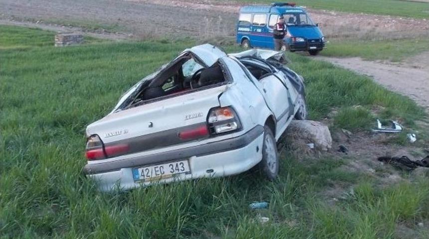 Otomobil Tarlaya Devrildi: 2 Yaralı