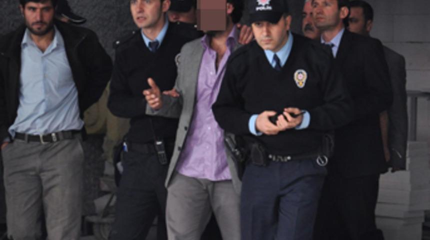 İntihar etmek i&ccedil;in &ccedil;ıktığı &ccedil;atıda bayıldı