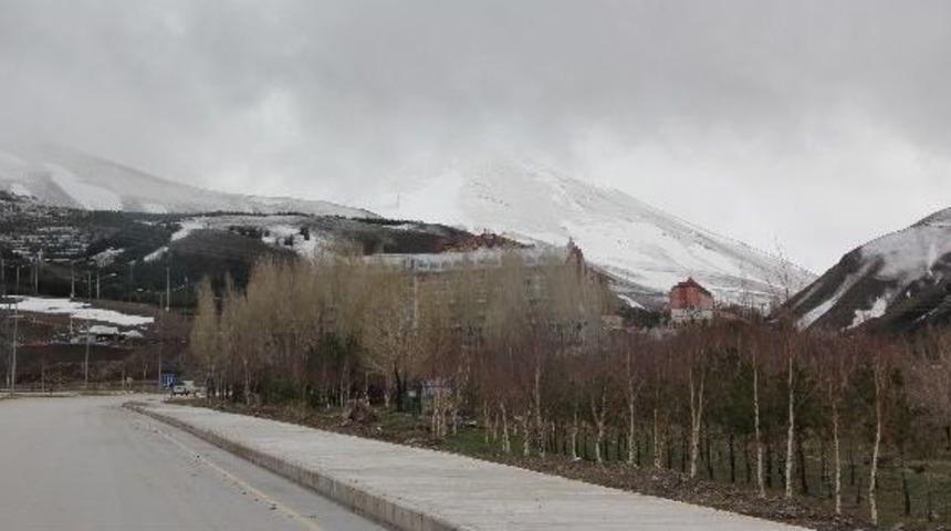 T&uuml;rkiye&rsquo;de Bahar Havası, Erzurum&rsquo;da Kar Yağışı