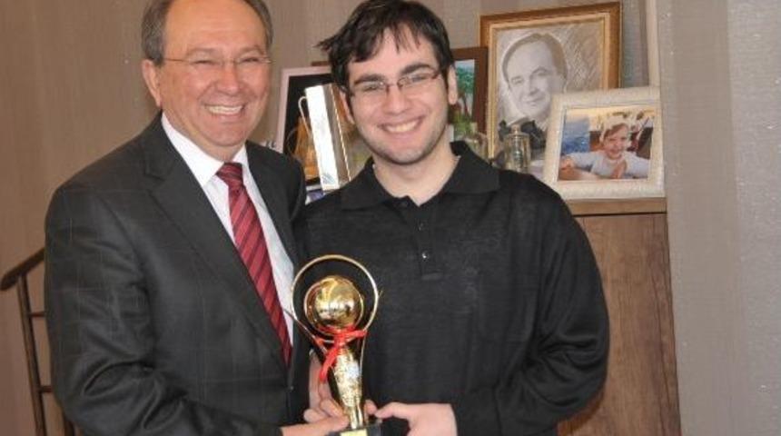 Alper 'zor'u Başardı