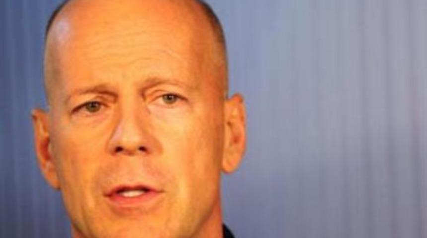 Yemeği beğenmedi ağladı!