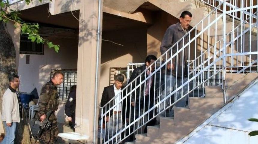 Sahte Şeyh Ve Cinlerle Altın &Ccedil;ıkaran Dolandırıcı &Ccedil;etesi &Ccedil;&ouml;kertildi