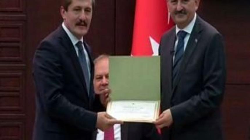 Rekt&ouml;r &Ccedil;apoğlu&rsquo;na &Ouml;d&uuml;l