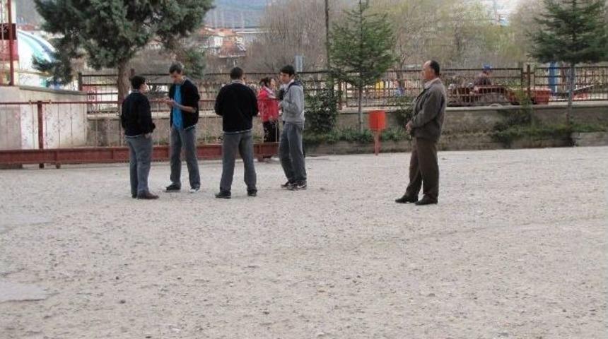 Lise Bah&ccedil;esinde Tehlikeli &Ccedil;ukurlar