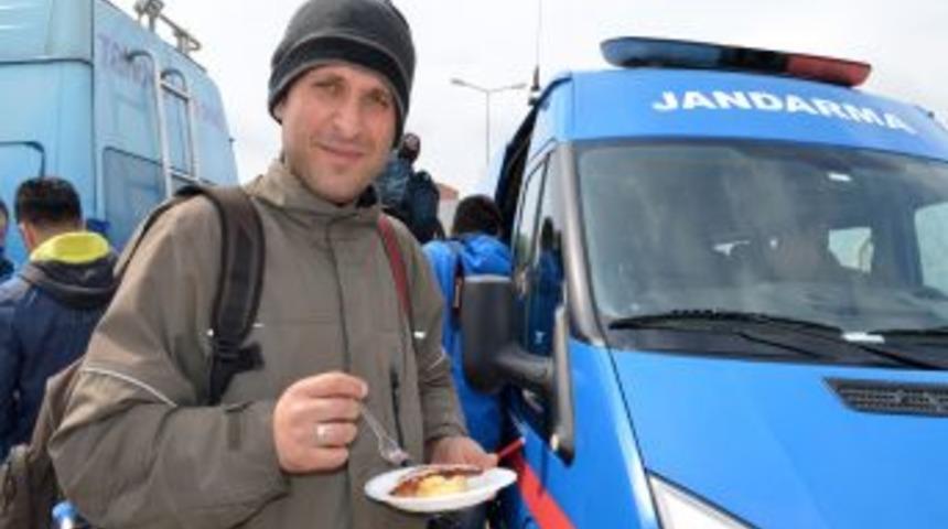 Jandarmadan Gazetecilere Tatlı Ikramı