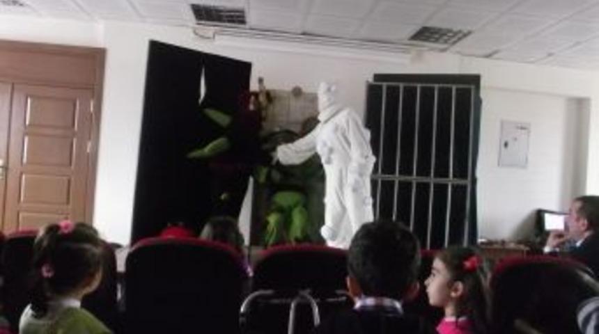 Zambak &Ccedil;ocuk Tiyatrosu Erciş'te