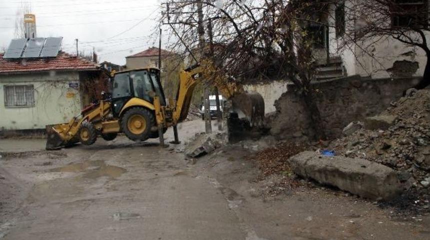 Yozgat&rsquo;ta Kullanılmayan Metruk Binalar Belediye Tarafından Yıkıldı