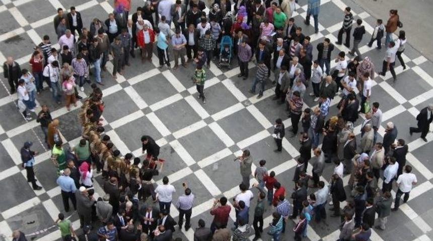 Kurtuluş Coşkusunu Elmalı Şekerle Kutladılar
