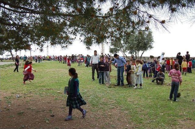 Samsat Kaymakamı Öğrencilerle Birlikte Ağaç Dikti