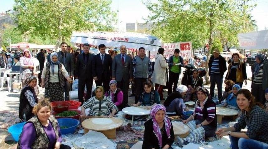 Salihli'de Kaymakam Ve Milli Eğitim M&uuml;d&uuml;r&uuml; Kermesleri Ziyaret Etti