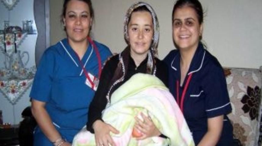 Hastane Personeli, Anne Ve Bebeklerini Ziyaret Ediyor