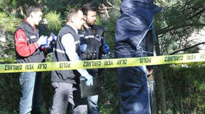 &Uuml;niversite &ouml;ğrencisi parkta ağaca asılı bulundu