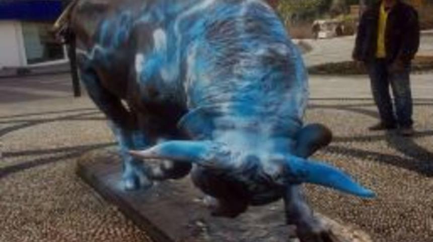 Kadık&ouml;y&rsquo;&uuml;n Sembol&uuml; Boğayı Lazio&rsquo;nun Rengine Boyadılar