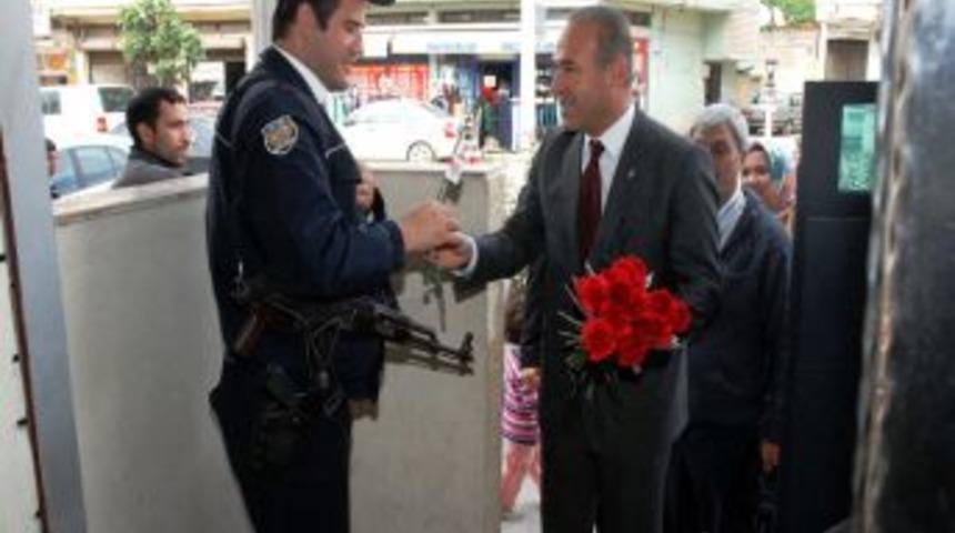 Başkan S&ouml;zl&uuml;'den Polislere &Ccedil;i&ccedil;ek