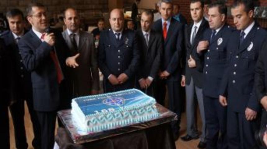 Paland&ouml;ken Kaymakamı'ndan Polise Pasta Jesti