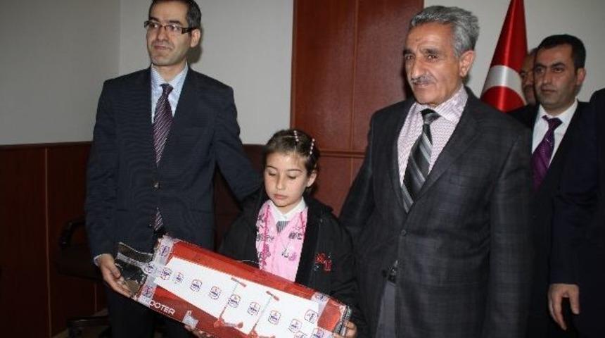 “ Annemin De İşi Olsun” Resim Yarışması 1. Ve 2.’sine Vali Yardımcısı Hediyeler Verdi